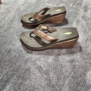 Pre-owned Volatile wedge Flip Flops metallic Size 9 B1
